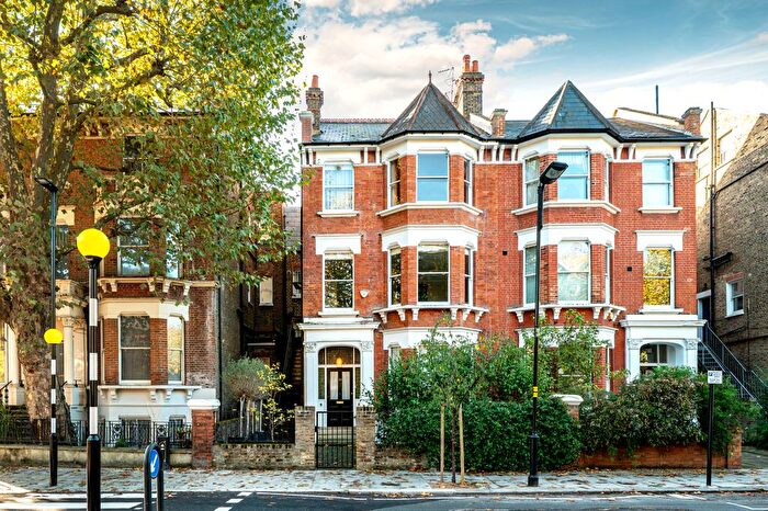 2 Bedroom Flat For Sale In St. Quintin Avenue, London, W10