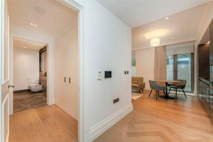 1 Bedroom Flat To Rent In Portland Place, Marylebone, London, W1B