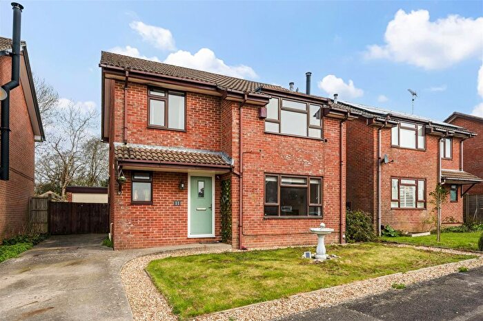 4 Bedroom Detached House For Sale In Lychgate Drive, Horndean, PO8