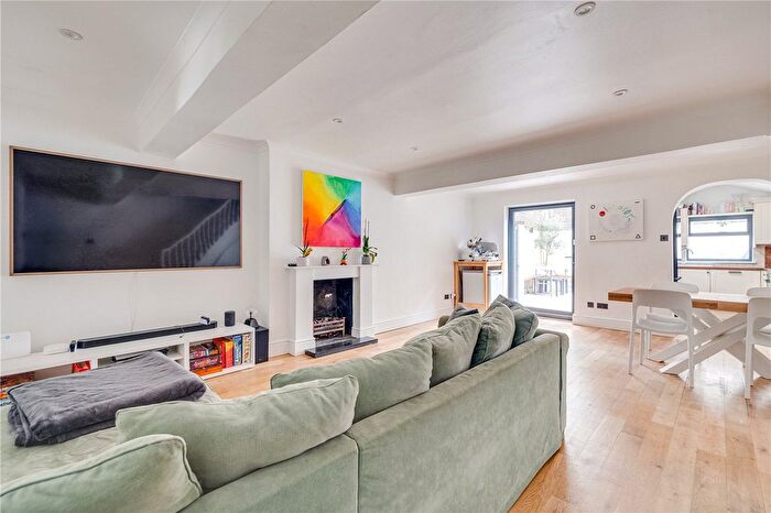 3 Bedroom Flat To Rent In Munster Road, London, SW6