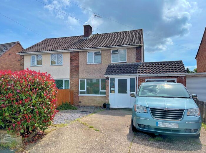 3 Bedroom Semi-Detached House For Sale In Heatherstone Avenue, Dibden Purlieu, SO45