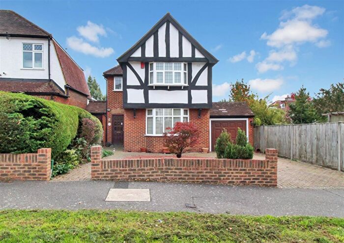 3 Bedroom Detached House For Sale In Waverley Road, Stoneleigh, KT17