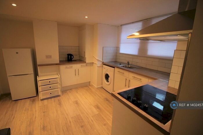 3 Bedroom Semi-Detached House To Rent In Lumley Walk, Leeds, LS4