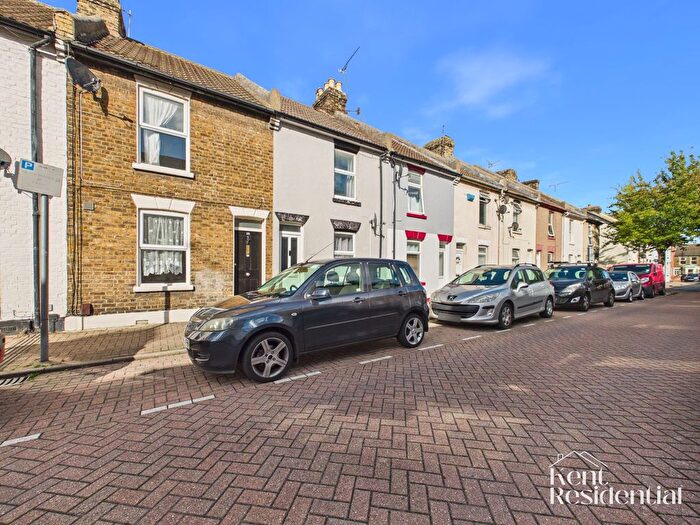 3 Bedroom Terraced House For Sale In Randolph Road, Gillingham, ME7