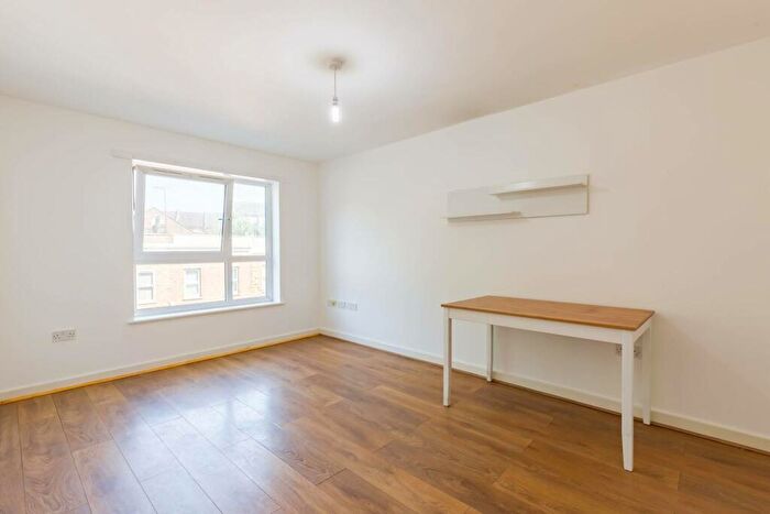 2 Bedroom Flat To Rent In Windmill House, Isle Of Dogs, London, E14