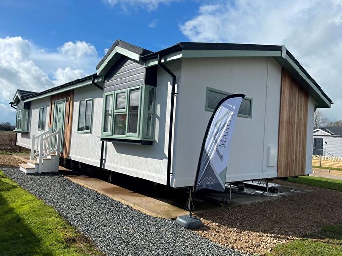 2 Bedroom Mobile/park Home For Sale In Childswickham Road, Broadway, WR12