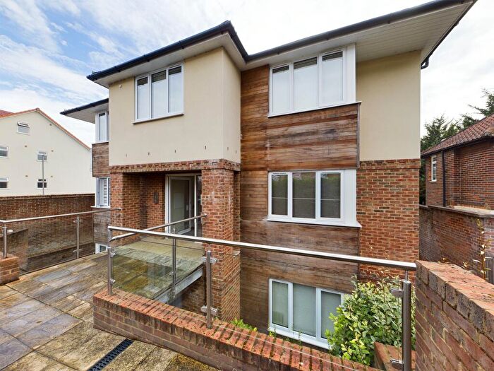 1 Bedroom Flat For Sale In Elizabeth Place, High Wycombe, HP12