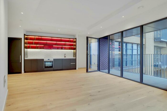 2 Bedroom Apartment To Rent In Modena House, London City Island, London, E14