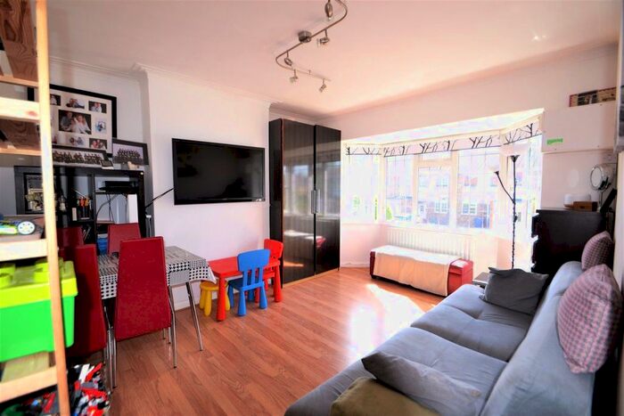 2 Bedroom Flat To Rent In York Way, London, N20