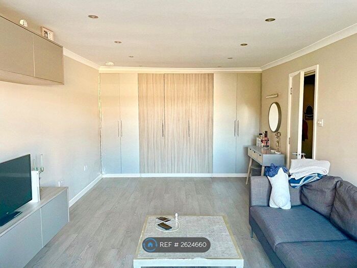 Studio To Rent In Hurst Court, London, SE25