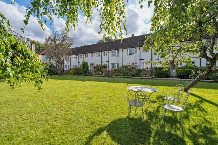 2 Bedroom Flat To Rent In Okehampton Close, London, N12