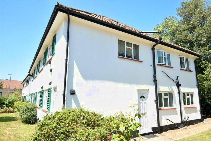 2 Bedroom Maisonette To Rent In South Bank, Surbiton, KT6