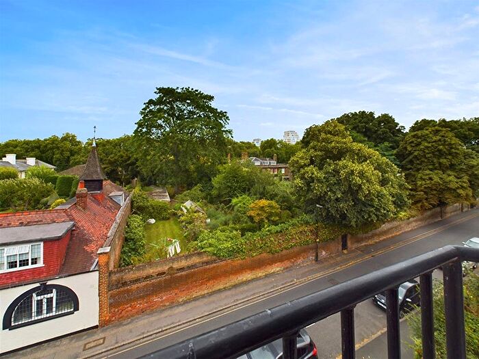 3 Bedroom Flat To Rent In Winterton Court, Hampton Wick, KT1