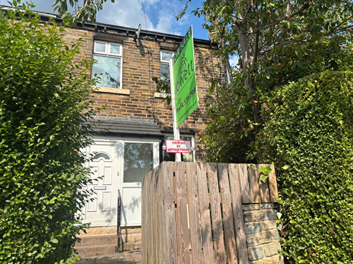 2 Bedroom Terraced House For Sale In Almondbury Bank, Huddersfield, West Yorkshire, HD5