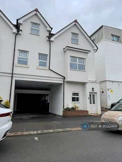 2 Bedroom Flat To Rent In Platinum Apartments, Kenley, CR8