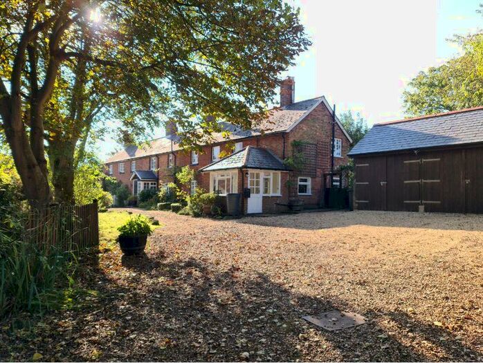 4 Bedroom House To Rent In Main Road, Arreton, PO30