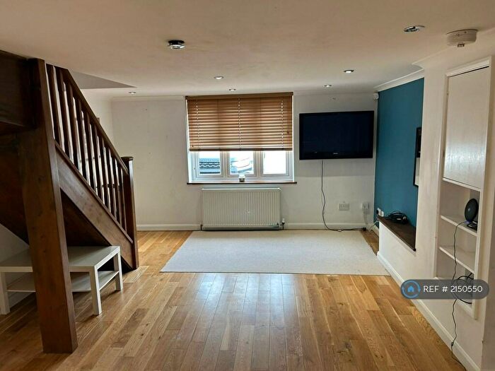 2 Bedroom Flat To Rent In Wellesley Avenue, Iver, SL0