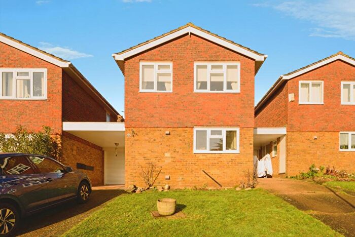 3 Bedroom Link Detached House For Sale In Minster Drive, Croydon, CR0