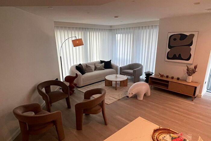 2 Bedroom Apartment To Rent In Aspen, Marsh Wall, E14