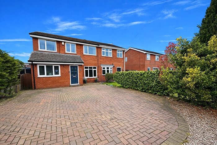 4 Bedroom Semi-Detached House For Sale In St Georges Avenue, Westhoughton, BL5