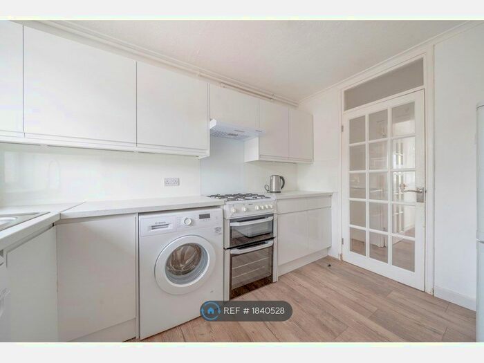 3 Bedroom Flat To Rent In Hanover Court, London, SE19
