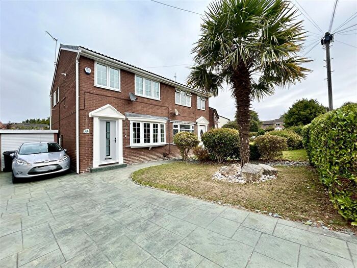 3 Bedroom Semi Detached House For Sale In Ebor Mount, Kippax, Leeds, LS25