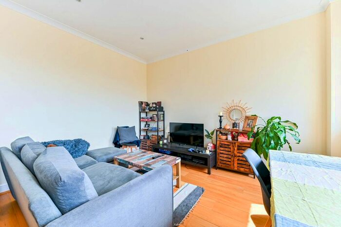 2 Bedroom Flat To Rent In Kingsgate House, Stanmore, HA7