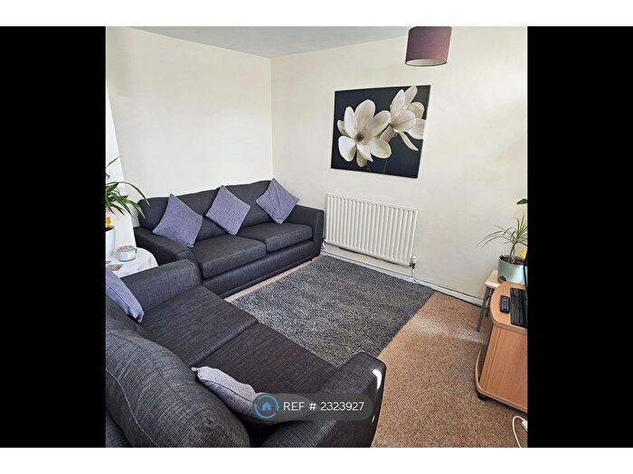 3 Bedroom Flat To Rent In Crown Court, London, SW15