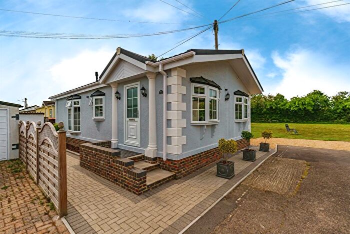 2 Bedroom Mobile/park Home For Sale In Laburnum Court, Smallfield, Horley, RH6