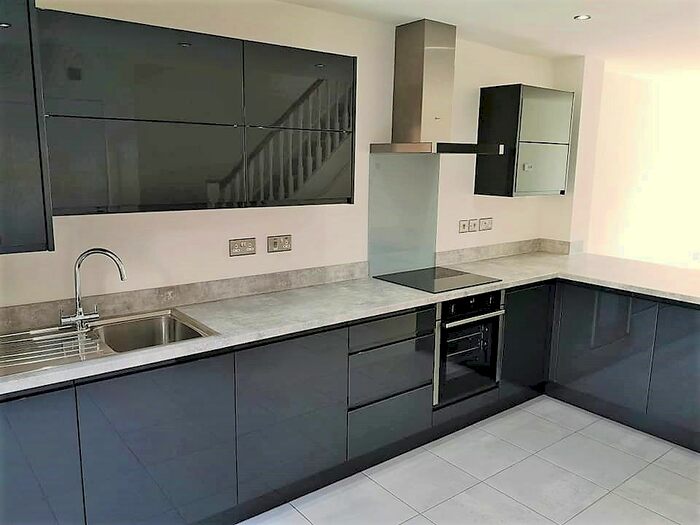 3 Bedroom Terraced House To Rent In Queen Street, Hull, HU1