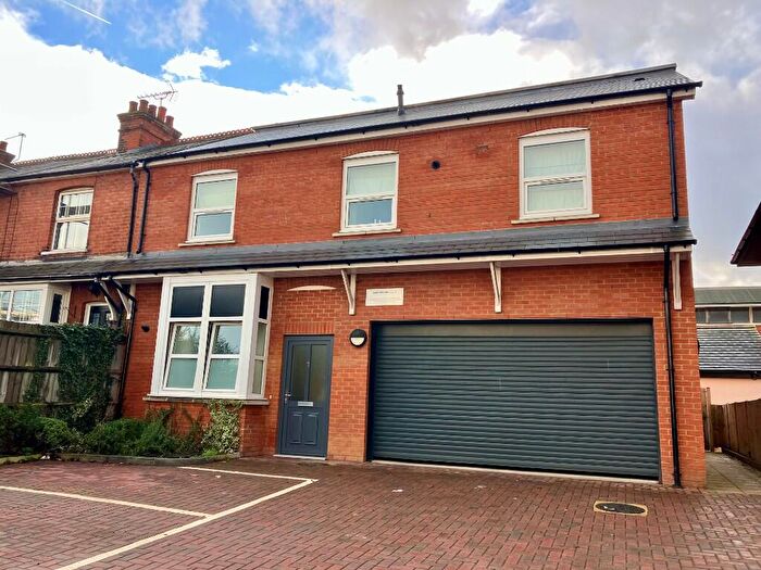 2 Bedroom Ground Maisonette To Rent In High Street, London Colney, St. Albans, Hertfordshire, AL2