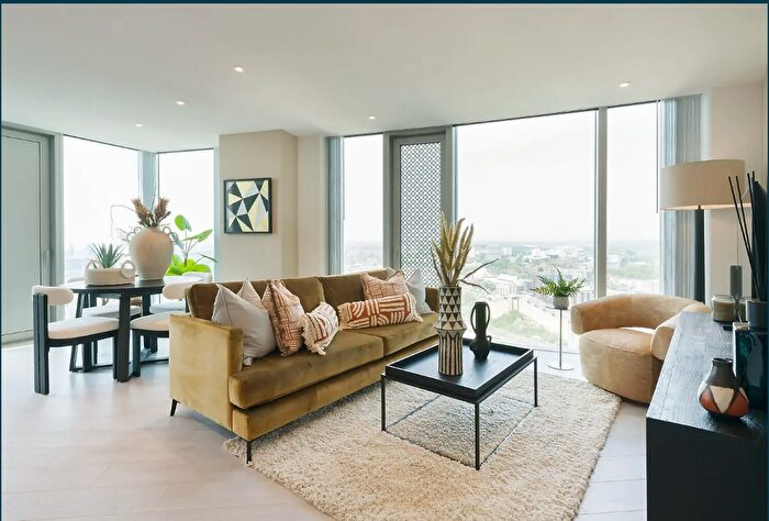 2 Bedroom Flat To Rent In Vista River Gardens, Trinity Way, Manchester, M3
