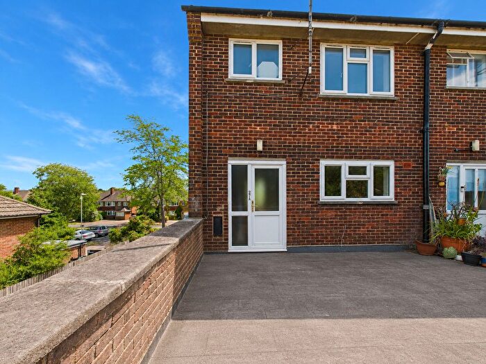 3 Bedroom Flat To Rent In - Benhall Avenue, Cheltenham, GL51