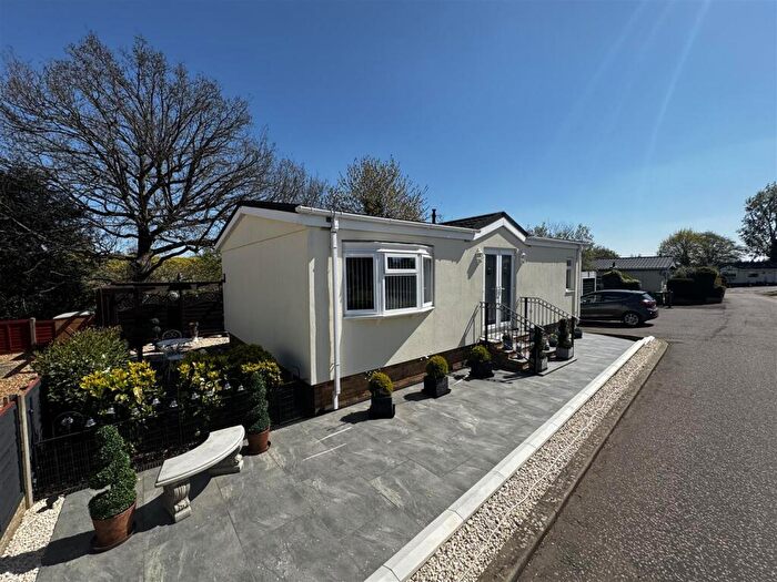 2 Bedroom Park Home For Sale In Whipsnade Park Homes, Whipsnade, LU6