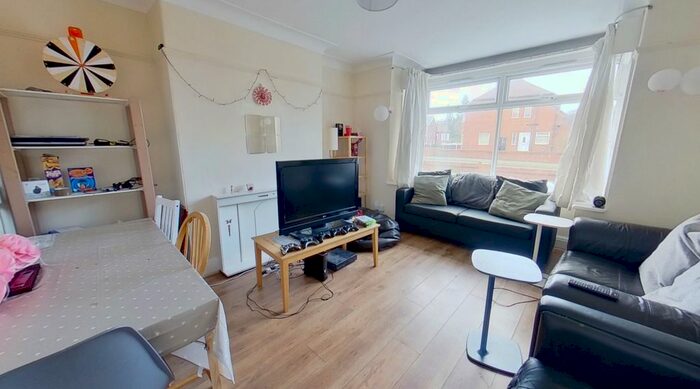 3 Bedroom Semi-Detached House To Rent In Headingley Mount, Headingley, Leeds, LS6