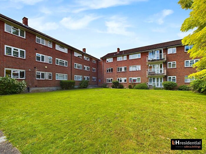 3 Bedroom Flat To Rent In Springbank, London, N21