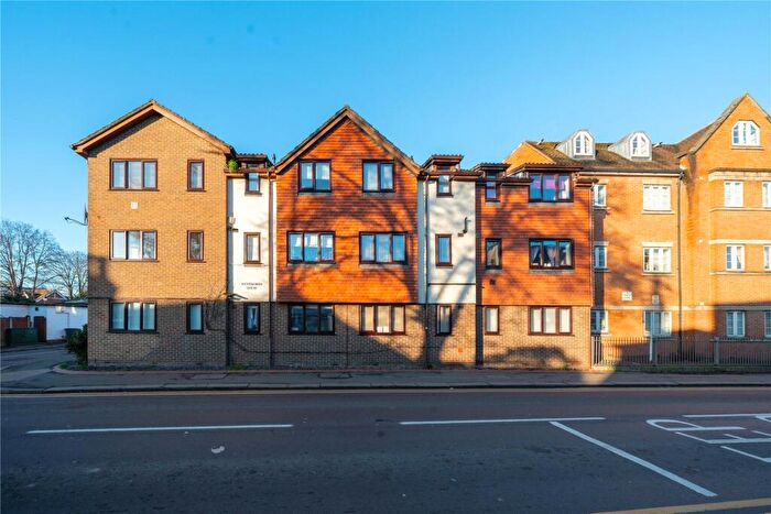 1 Bedroom Flat For Sale In High Street, Addlestone, Surrey, KT15