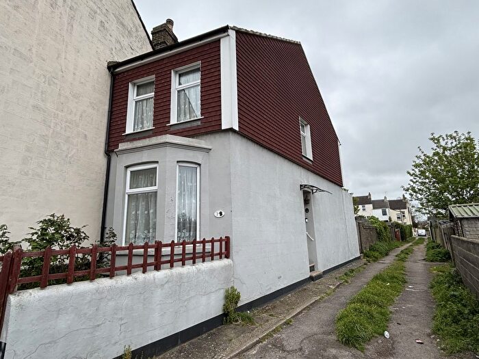 3 Bedroom Terraced House For Sale In Whitehorse Hill, Chatham, ME5