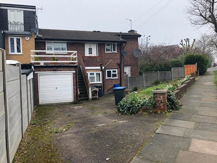 2 Bedroom Maisonette To Rent In Linden Way, Southgate, N14