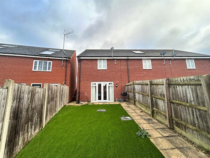3 Bedroom End Of Terrace House For Sale In Narrowboat Lane, Northampton, NN4