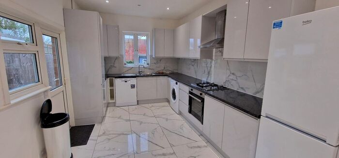 3 Bedroom Terraced House To Rent In Glebe Road, London, N3