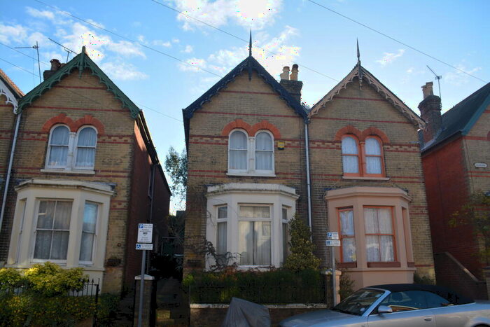 3 Bedroom Semi-Detached House To Rent In Beckford Road, Cowes, PO31