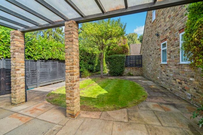 3 Bedroom Detached House For Sale In Woodside Close, Chalfont St Peter, Gerrards Cross, SL9