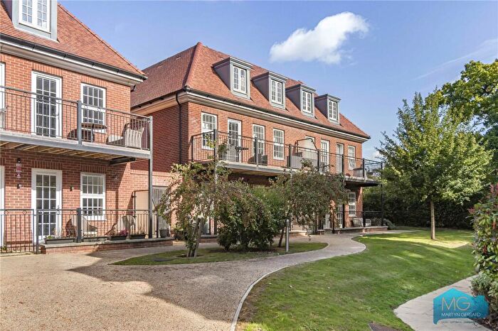 2 Bedroom Apartment For Sale In Barnet Road, Barnet, EN5