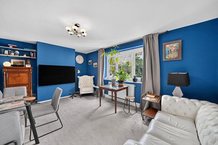 3 Bedroom Flat For Sale In The Spinney, Castelnau, SW13