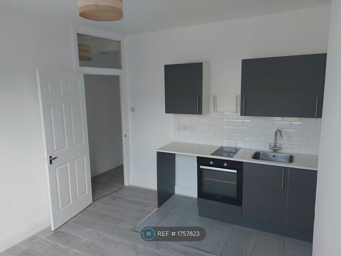 1 Bedroom Flat To Rent In Faifrfax Drive, Westcliff-On-Sea, SS0