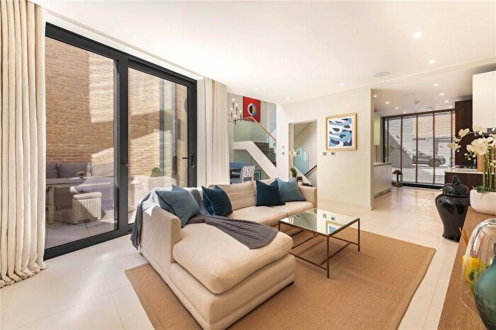 5 Bedroom Mews For Sale In Cotswold Mews, London, SW11