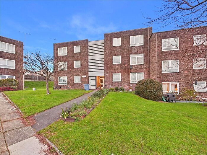 2 Bedroom Flat For Sale In Hale Close, Ipswich, Suffolk, IP2