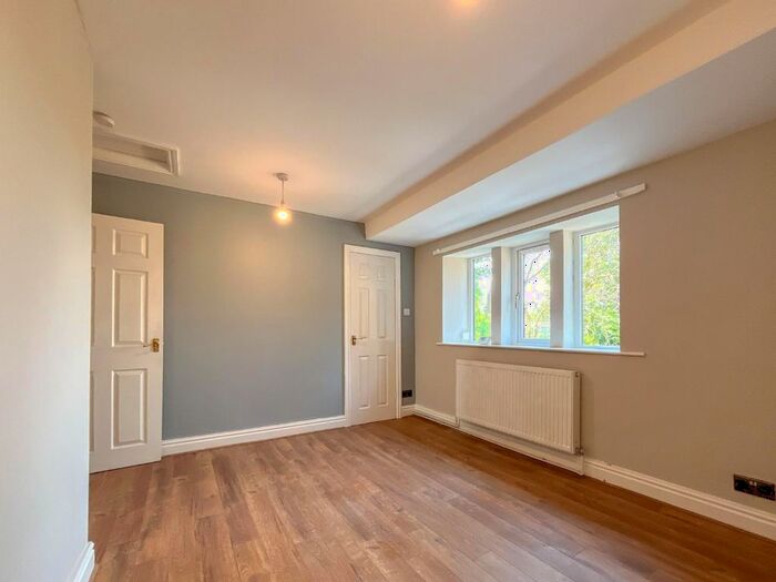 1 Bedroom Flat To Rent In B Kilpin Hill Lane, Staincliffe, Dewsbury, WF13
