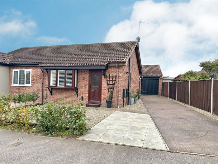1 Bedroom Semi Detached Bungalow For Sale In Dunston Drive, Oulton Broad, Lowestoft, Suffolk, NR32